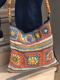 Borsa con mattonelle all'uncinetto e jeans