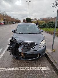 Lancia Ypsilon incidentata