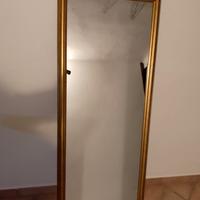 Grande specchiera con cornice in legno dorata  