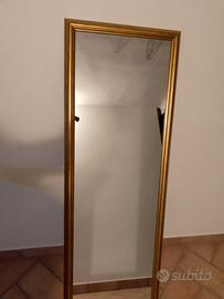 Grande specchiera con cornice in legno dorata  