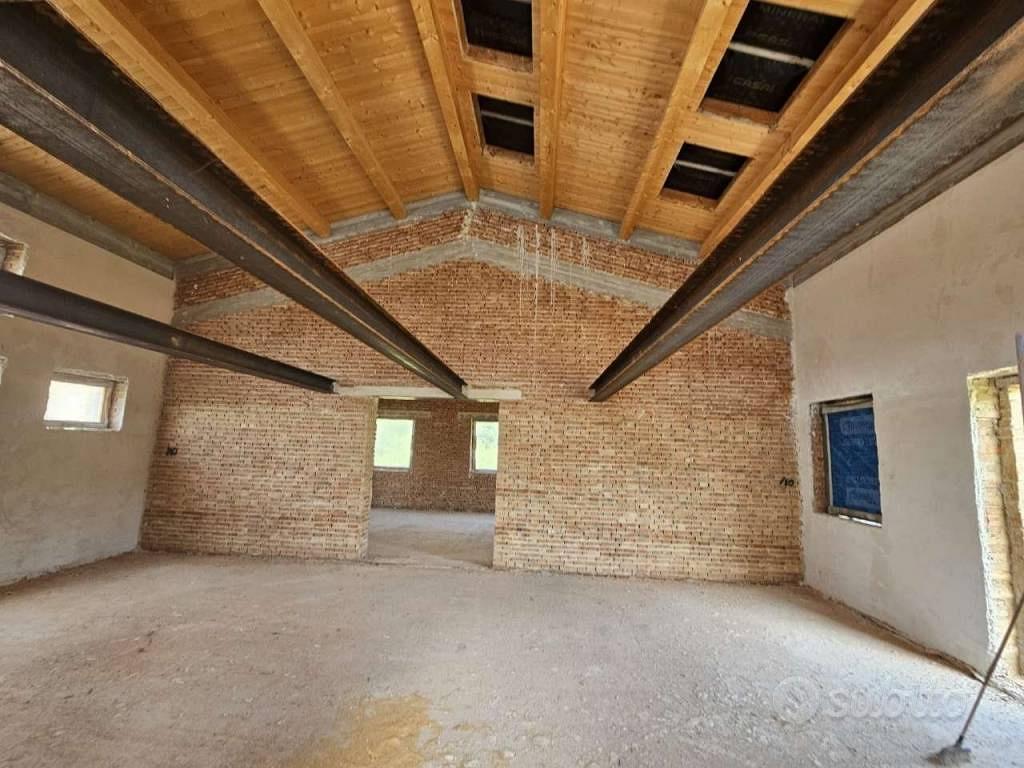 Rustico / Casale di 400 m² con più di 5 locali a P - Vista 2