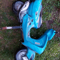 Vespa vetroresina blu gioco a molla da esterno