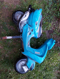 Vespa vetroresina blu gioco a molla da esterno