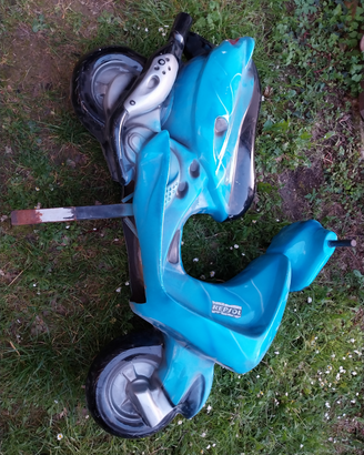 Vespa vetroresina blu gioco a molla da esterno