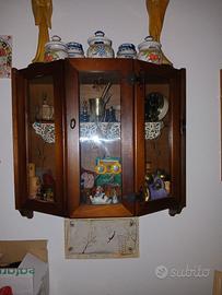 vetrinetta in legno con oggetti
