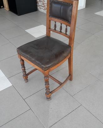 Sedia con imbottitura e finitura in pelle