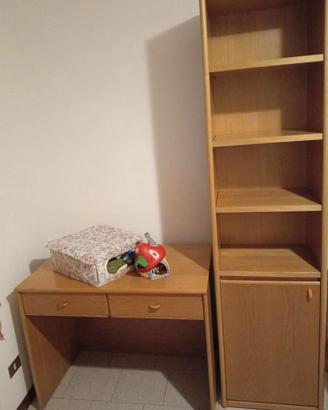 Cameretta scrivania e mobiletto libreria