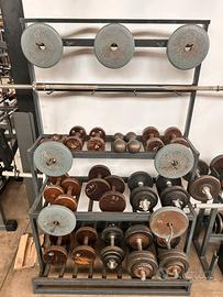 Porta pesi con manubri e dischi