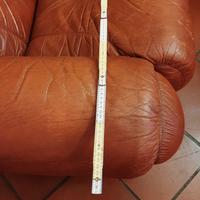 divano in pelle e poltrona