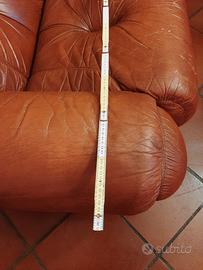 divano in pelle e poltrona