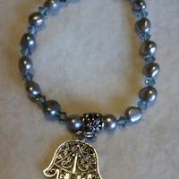 Bracciale elastico *mano di fatima*con vere perle