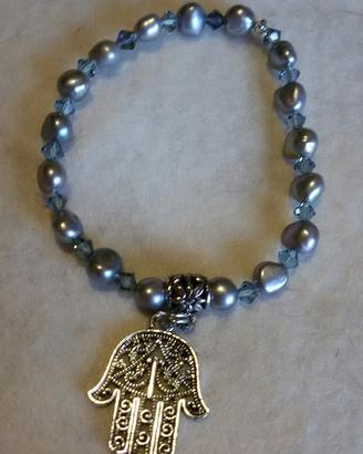 Bracciale elastico *mano di fatima*con vere perle