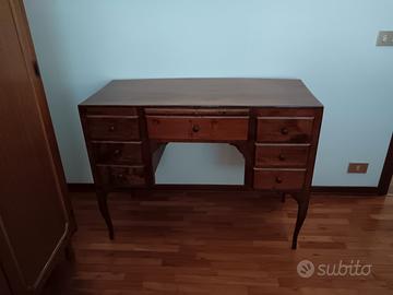scrivania in legno 