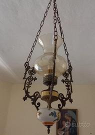 Lampadario vintage con parte in porcellana dipinta