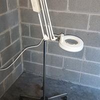 Lampada a neon ,con lente ,e stativo