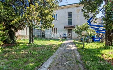 VILLA BIFAMILIARE CON AMPIO GIARDINO