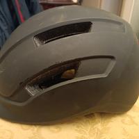 casco per monopattino e bici