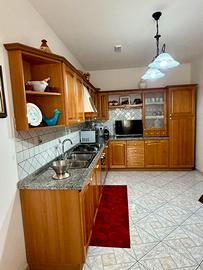Cucina e tavolo con 4 sedie
