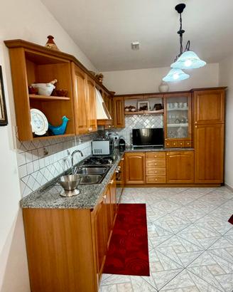 Cucina e tavolo con 4 sedie