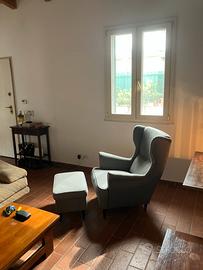 Poltrona Strandmon e poggiapiedi