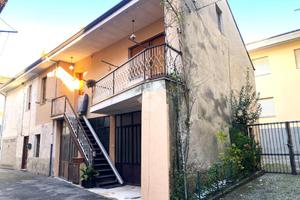 CASA SEMINDIPENDENTE A MONTALTO DORA