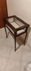 Mobiletto in legno con vetrina