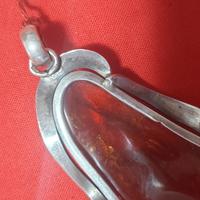ciondolo in ambra e argento 