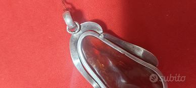 ciondolo in ambra e argento 