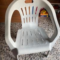 Sedia da giardino in plastica bianca