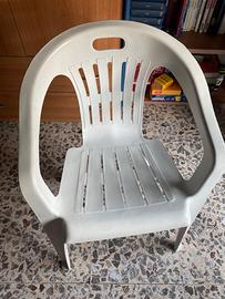 Sedia da giardino in plastica bianca