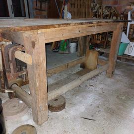 Vecchio tavolo da falegname