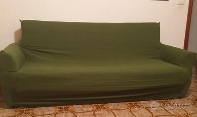 divano e parete attrezzata