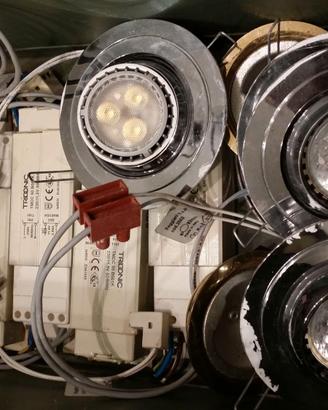 Faretti a 12 v  e 220 v lampadine attacco piccolo 