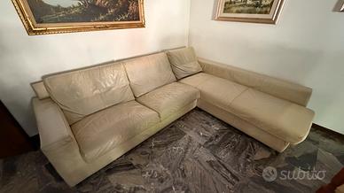 Divano in pelle colore grigio