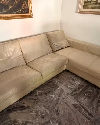 Divano in pelle colore grigio