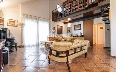 Porzione di villa bifamiliare con ampio giardino