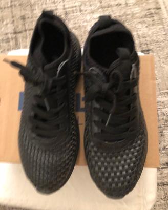 145 - Scarpe sportive n. 40 (nere) NUOVE-BRAND NEW
