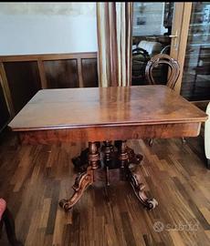 Tavolo antico con prolunghe e sedie