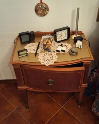 Comodino Vintage in Legno con Anta a Ribalta e Rip