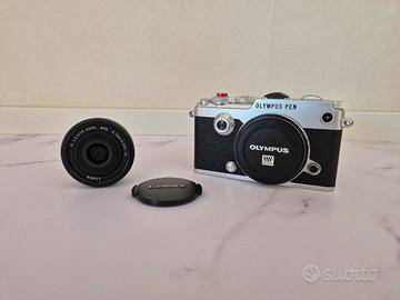 Mirrorless Olympus Pen F + obiettivo Lumix 14mm e 