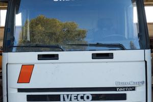 Camion Iveco con sponda idraulica