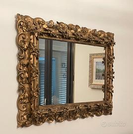 Specchio con cornice lignea scolpita