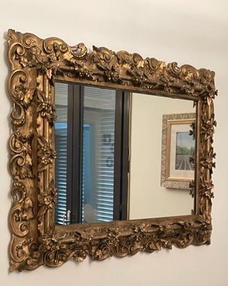 Specchio con cornice lignea scolpita