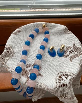 Collana e orecchini in pietra bicolore