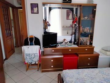 camera matrimoniale con armadio in legno 