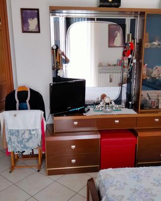 camera matrimoniale con armadio in legno 