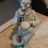 Statuina antica in porcellana Clown musicista