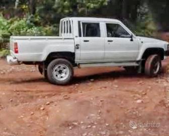 Toyota hilux 1987  vari pezzi 