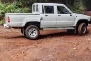 Toyota hilux 1987  vari pezzi 
