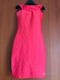 Tubino aderente con scollo a barca